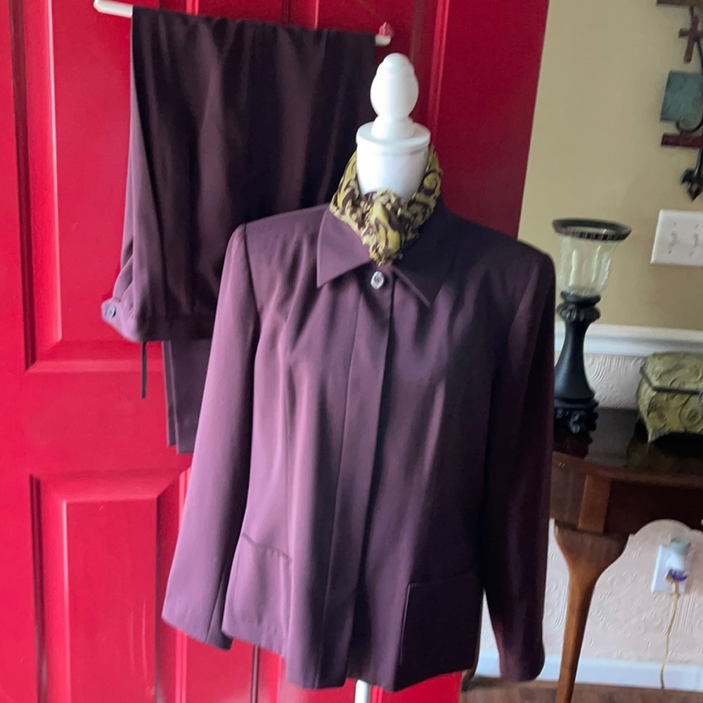 Kasper 2 pc pant suit w scarf sz 14